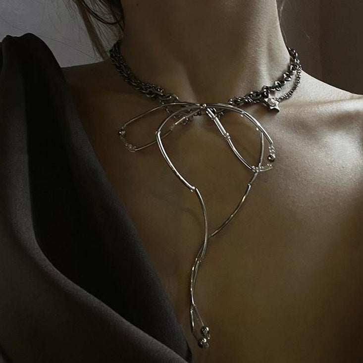 VILZSTUDIOS Metal bow choker for fashion-forward style