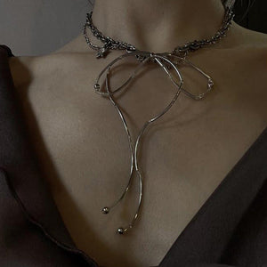 VILZSTUDIOS Metal bow choker for fashion-forward style