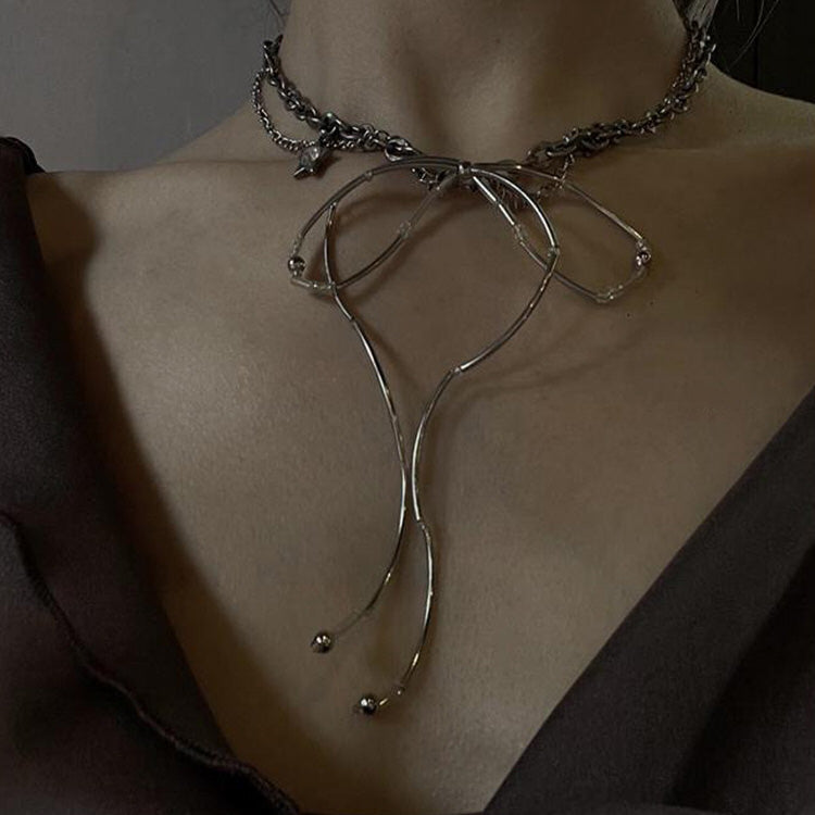 VILZSTUDIOS Metal bow choker for fashion-forward style
