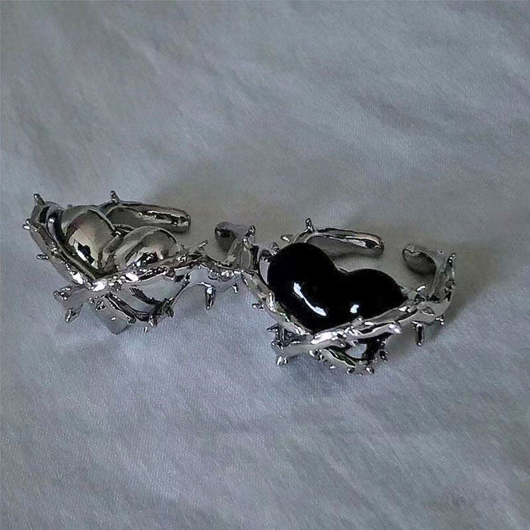 VILZSTUDIOS Adjustable barbed wire heart ring