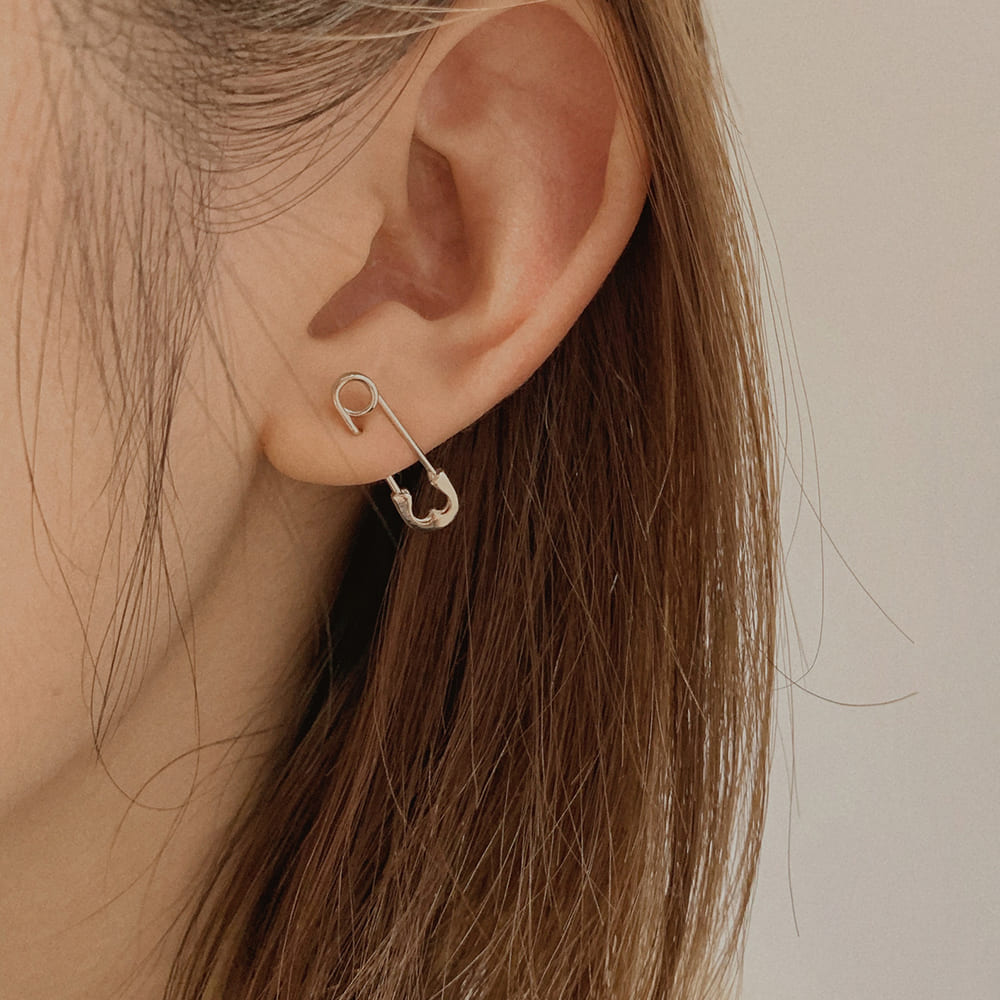 VILZSTUDIOS Stylish earrings with a unique pin design