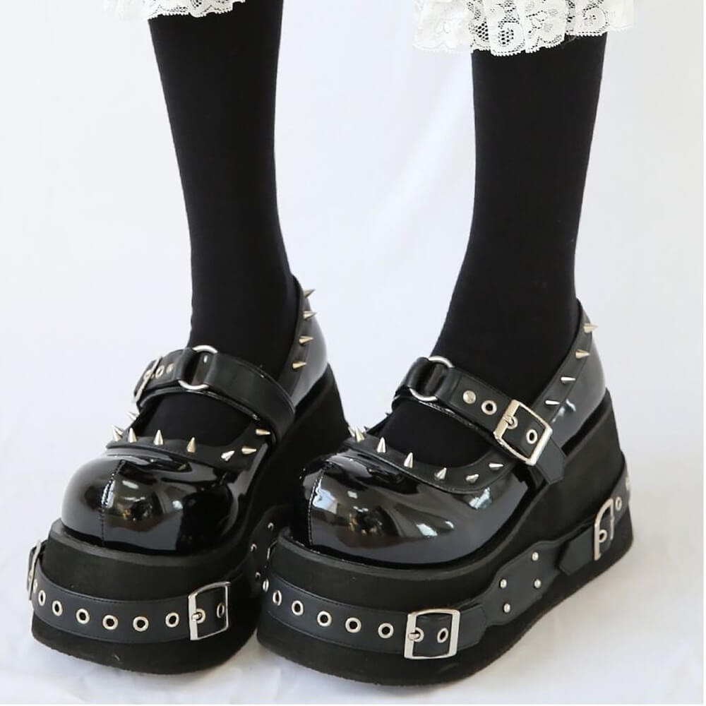 VILZSTUDIOS Stylish platform boots with spikes and glossy finish