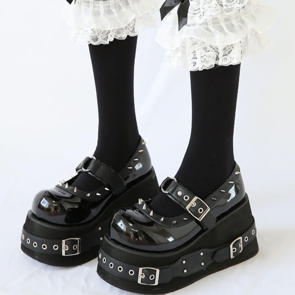 VILZSTUDIOS Stylish platform boots with spikes and glossy finish