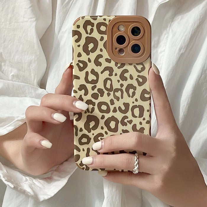 VILZSTUDIOS Stylish iPhone case with leopard pattern design
