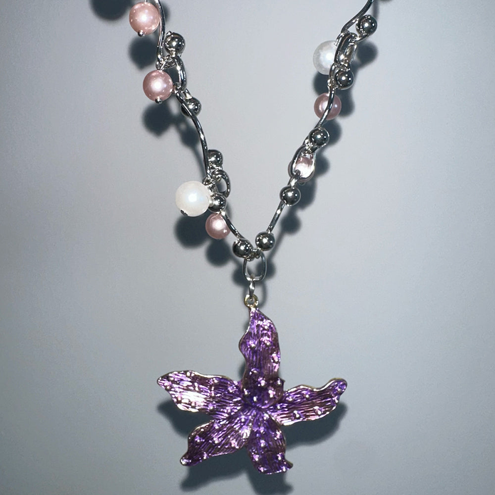 VILZSTUDIOS Floral oversized pendant choker with metallic links and pearl details