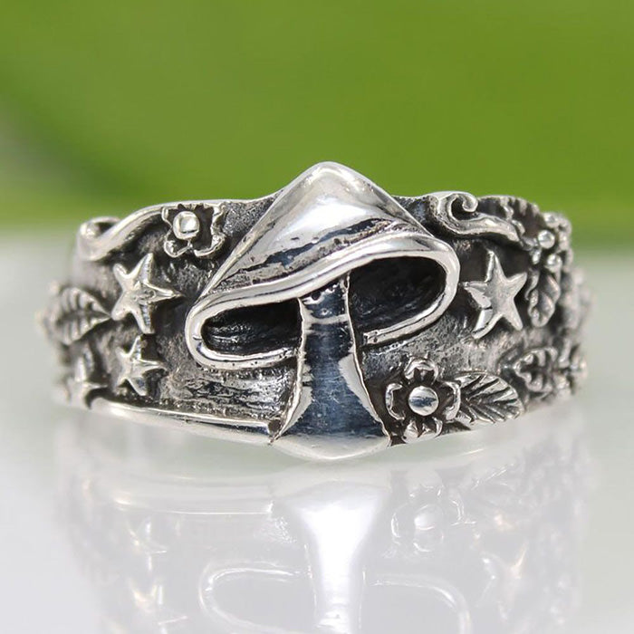 VILZSTUDIOS Unique ring design featuring a mushroom aesthetic