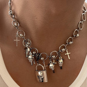 VILZSTUDIOS Gothic charm padlock necklace with skull details