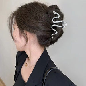 VILZSTUDIOS Metallic snake hair claw accessory