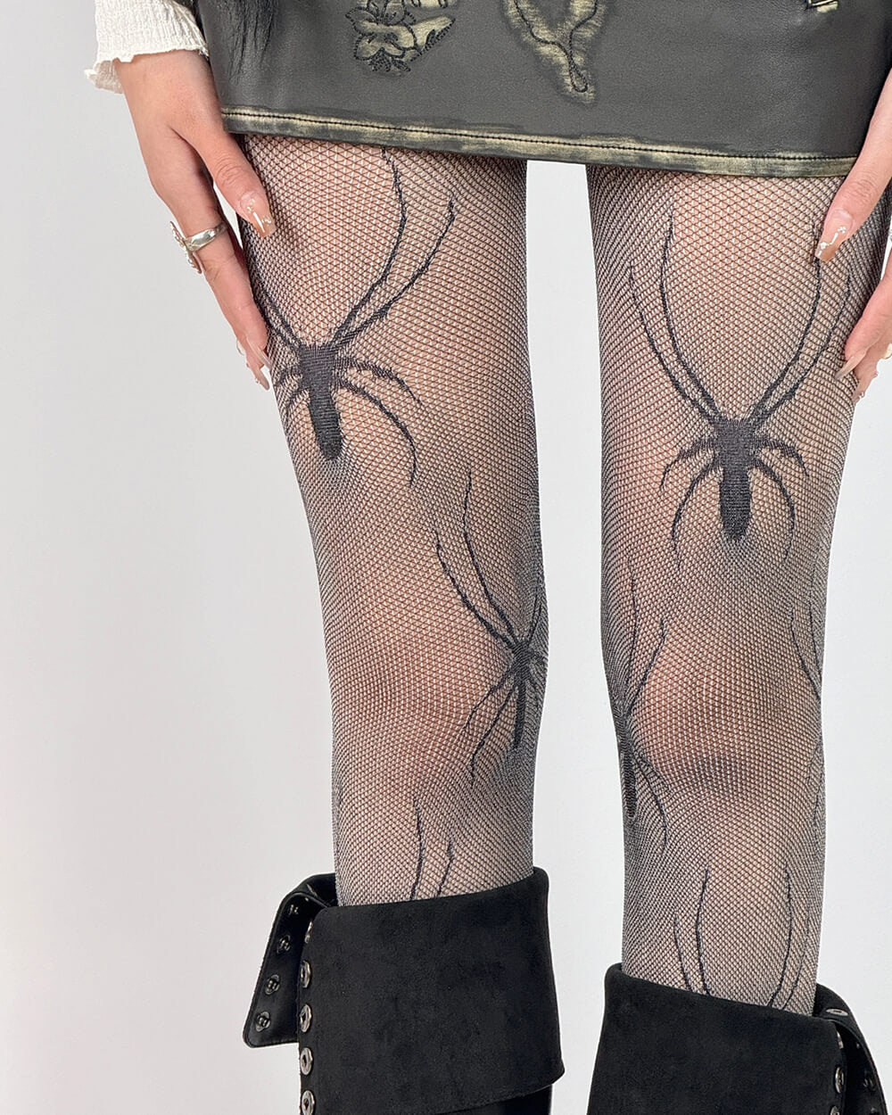 VILZSTUDIOS Stylish fishnet tights with spider design