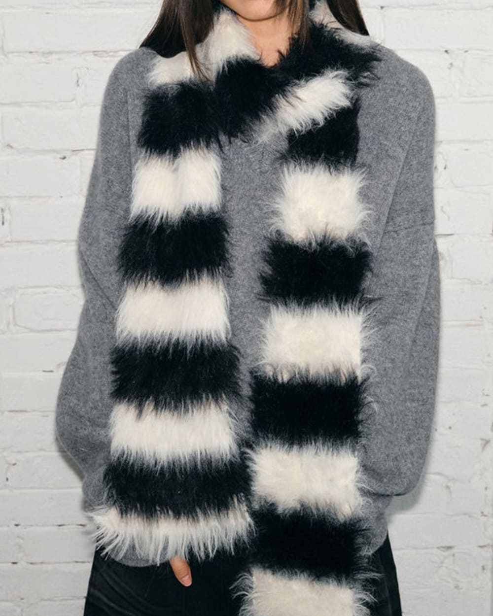 VILZSTUDIOS Cozy striped scarf with a fuzzy texture