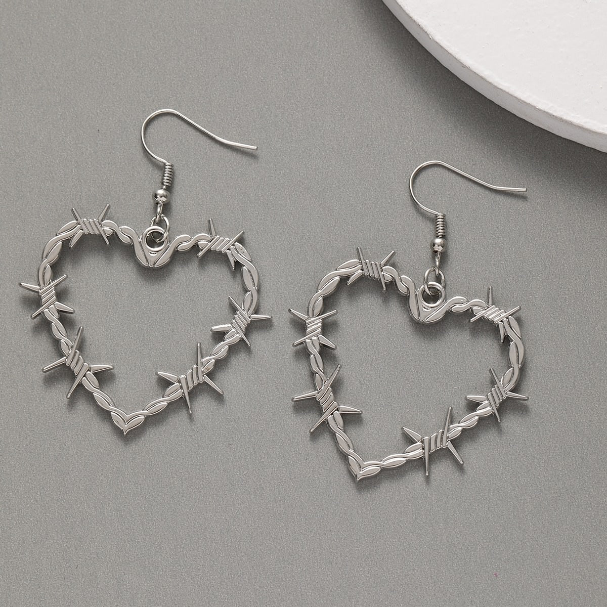 VILZSTUDIOS Unique barbed wire heart earrings for stylish outfits