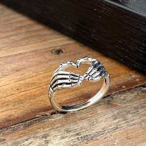 VILZSTUDIOS Skeleton hand ring made from alloy
