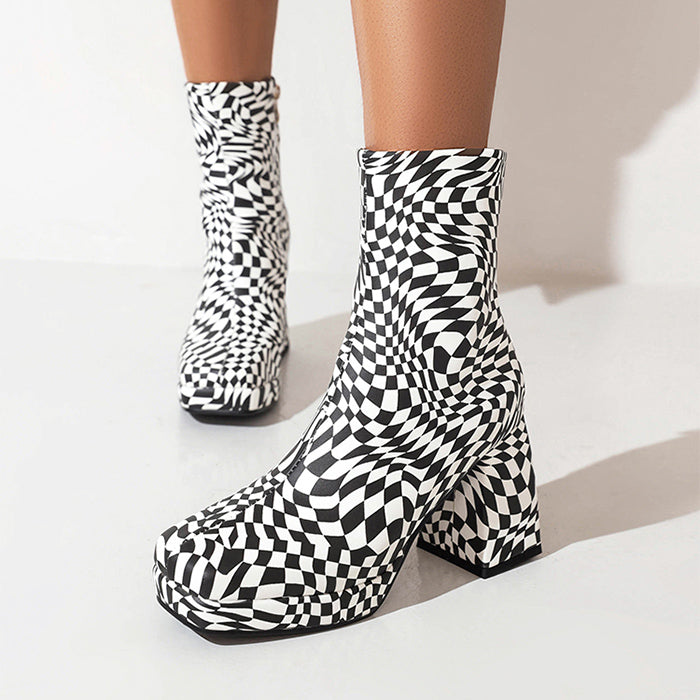 VILZSTUDIOS Fashionable platform boots with a checkered design
