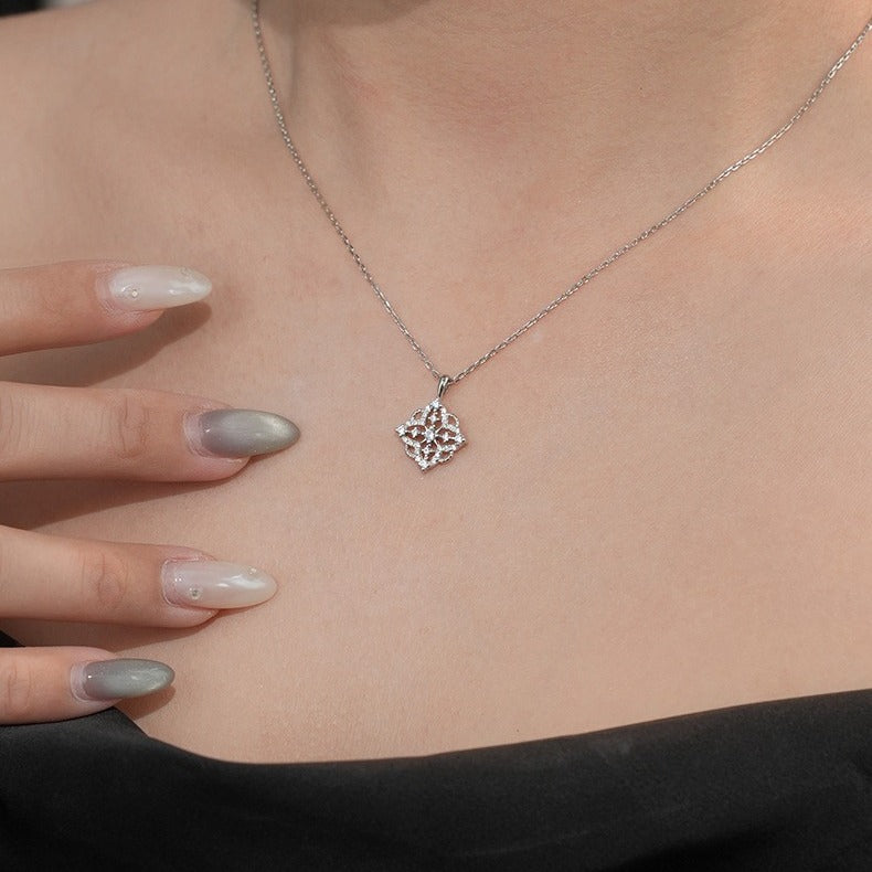 VILZSTUDIOS silver-tone quatrefoil pendant necklace with stones