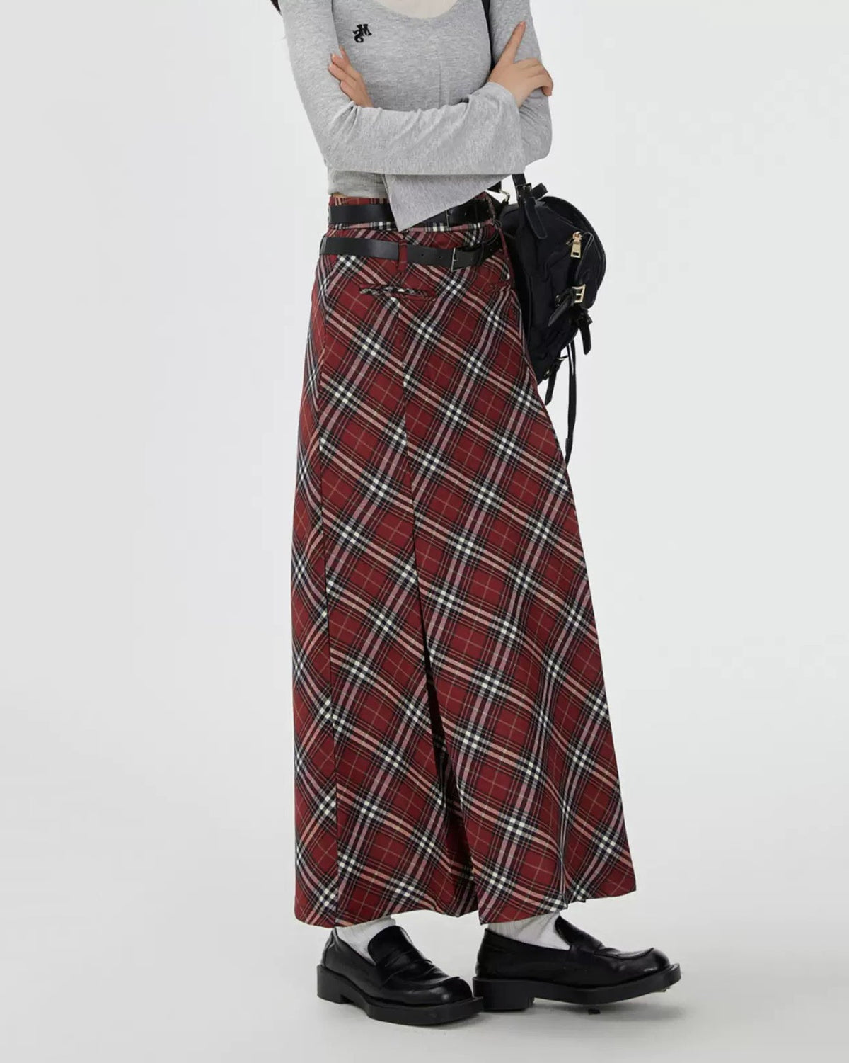 VILZSTUDIOS A stylish plaid maxi skirt with an A-line silhouette