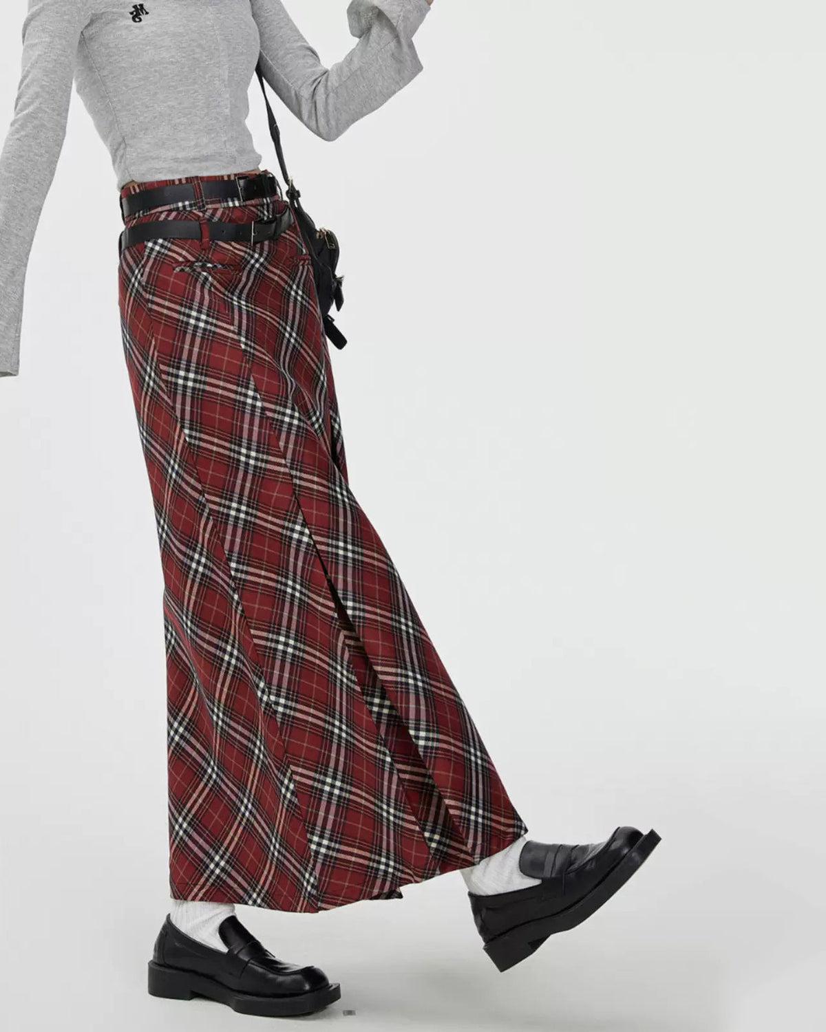 VILZSTUDIOS A stylish plaid maxi skirt with an A-line silhouette