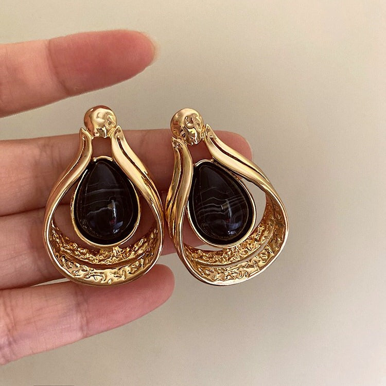 VILZSTUDIOS Stylish black stone earrings for versatile fashion
