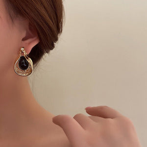 VILZSTUDIOS Stylish black stone earrings for versatile fashion