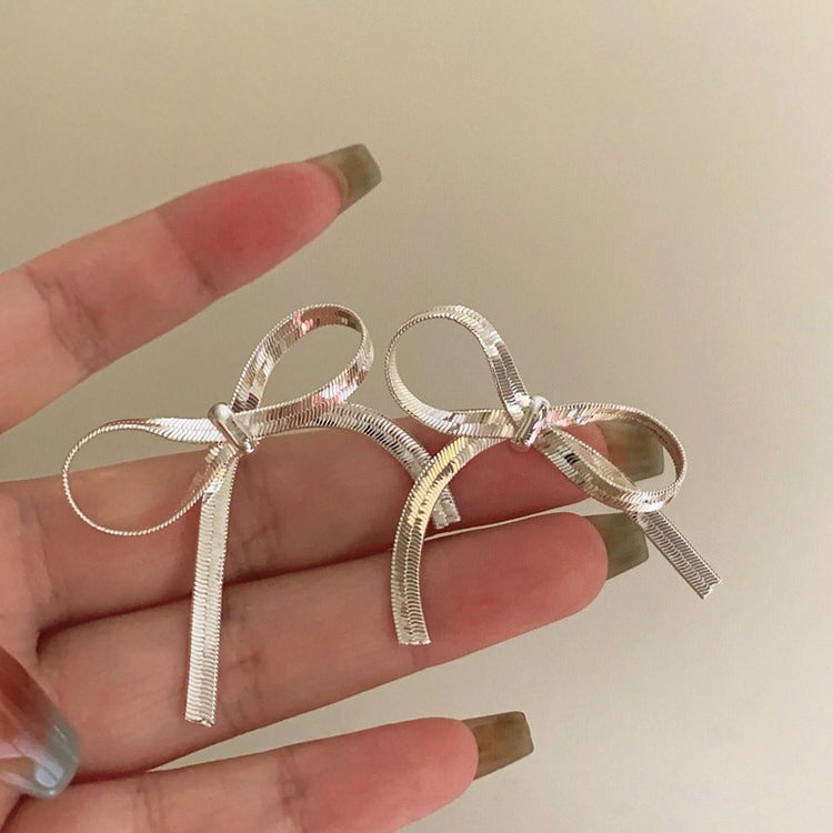 VILZSTUDIOS Stylish earrings featuring a chain bow design