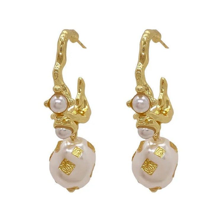 VILZSTUDIOS Retro inspired earrings with classic pearl design