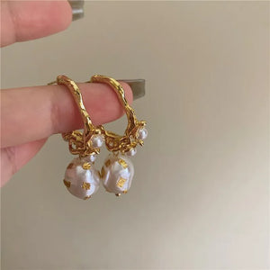 VILZSTUDIOS Retro inspired earrings with classic pearl design