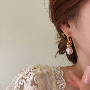VILZSTUDIOS Retro inspired earrings with classic pearl design