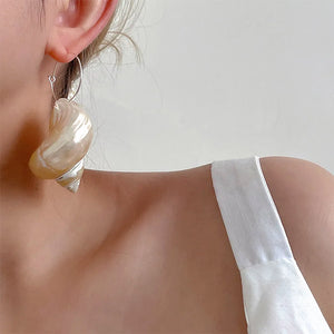VILZSTUDIOS Stylish seashell earrings with hoop design