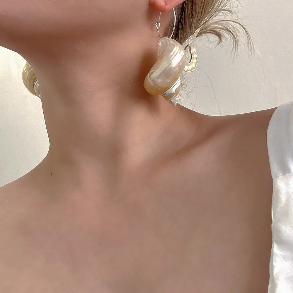 VILZSTUDIOS Stylish seashell earrings with hoop design
