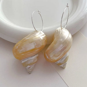 VILZSTUDIOS Stylish seashell earrings with hoop design