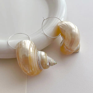VILZSTUDIOS Stylish seashell earrings with hoop design