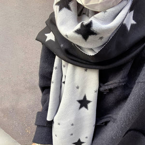 VILZSTUDIOS Reversible star print scarf in black and white