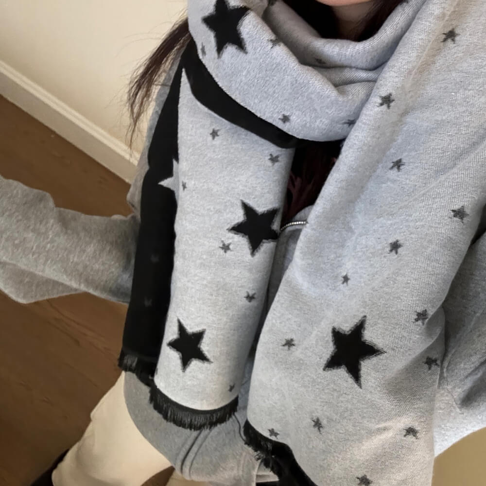 VILZSTUDIOS Reversible star print scarf in black and white