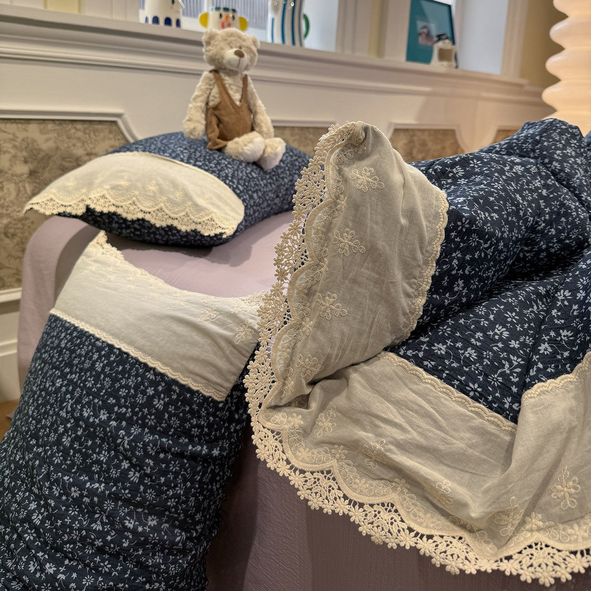 Scalloped Lace Bedding Set