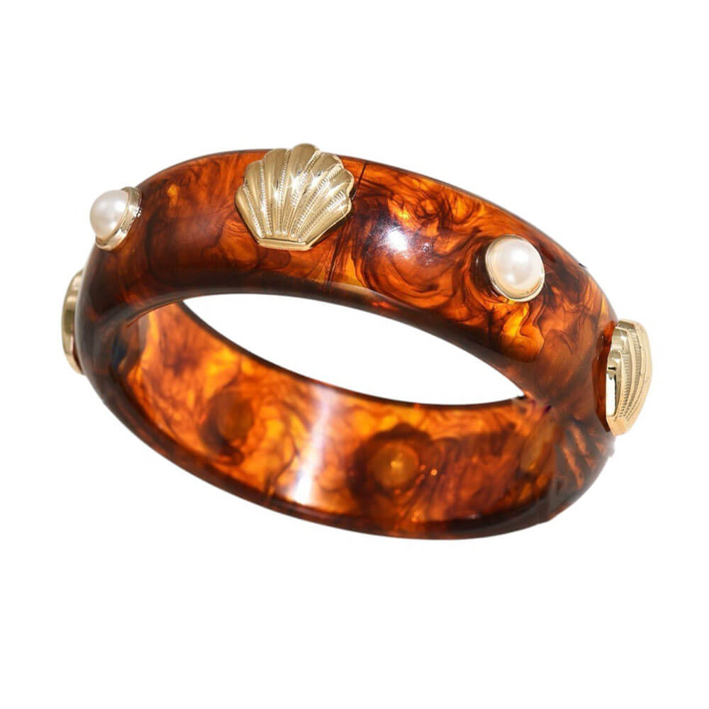 VILZSTUDIOS Oversized seashell bracelet accessory