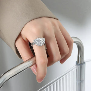 VILZSTUDIOS A stylish minimalist shell ring made of zinc alloy