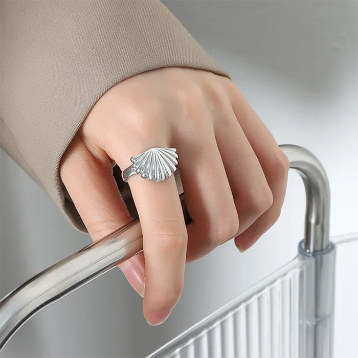 VILZSTUDIOS A stylish minimalist shell ring made of zinc alloy