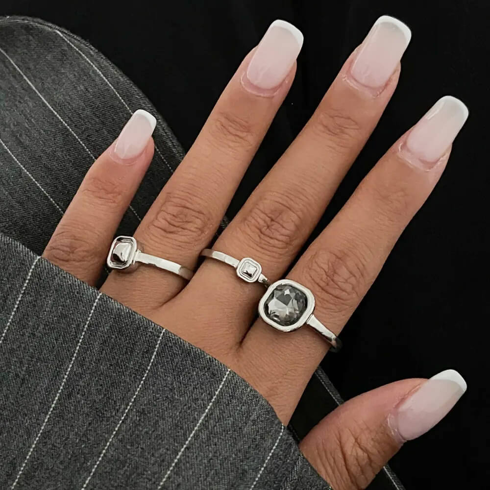 VILZSTUDIOS Sleek silver ring set for stylish accessorizing