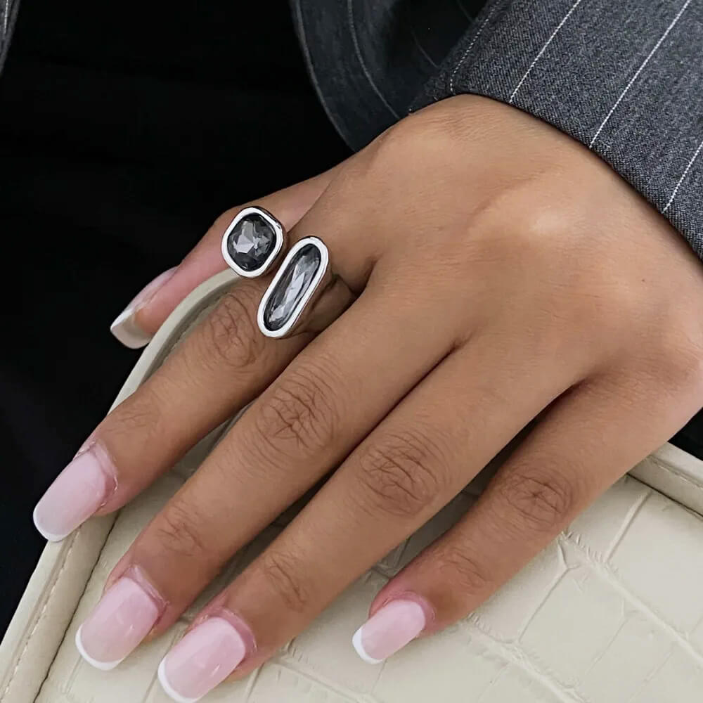 VILZSTUDIOS Sleek silver ring set for stylish accessorizing