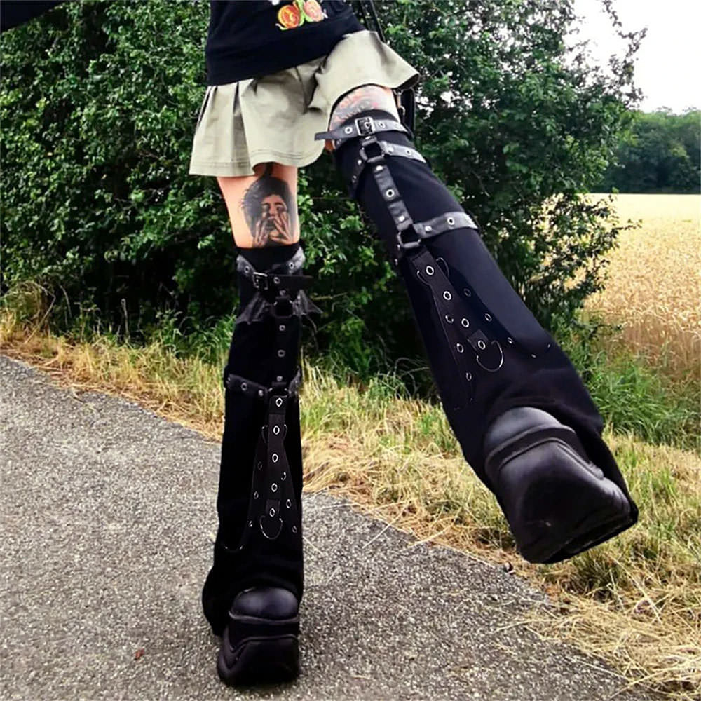 VILZSTUDIOS Flared leg warmers for streetwear fashion
