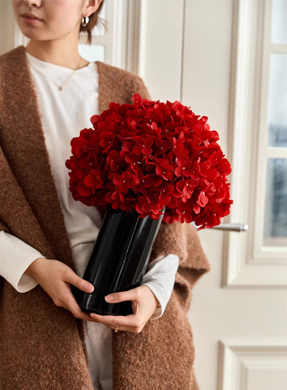 VILZSTUDIOS red hydrangea floral arrangement in black vase