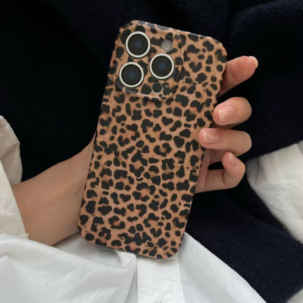 VILZSTUDIOS Leopard print phone case for stylish protection