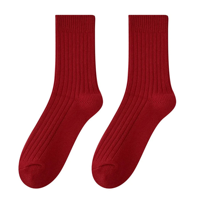 VILZSTUDIOS Textured ribbed socks in wine red color