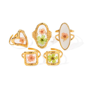 VILZSTUDIOS Floral charm ring set by VILZSTUDIOS