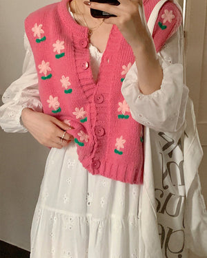 VILZSTUDIOS Floral embroidered knit vest for stylish layering