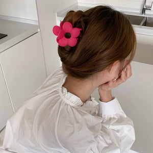 VILZSTUDIOS Floral hair claw accessory for stylish hair