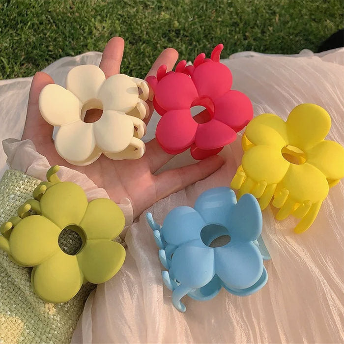 VILZSTUDIOS Floral hair claw accessory for stylish hair