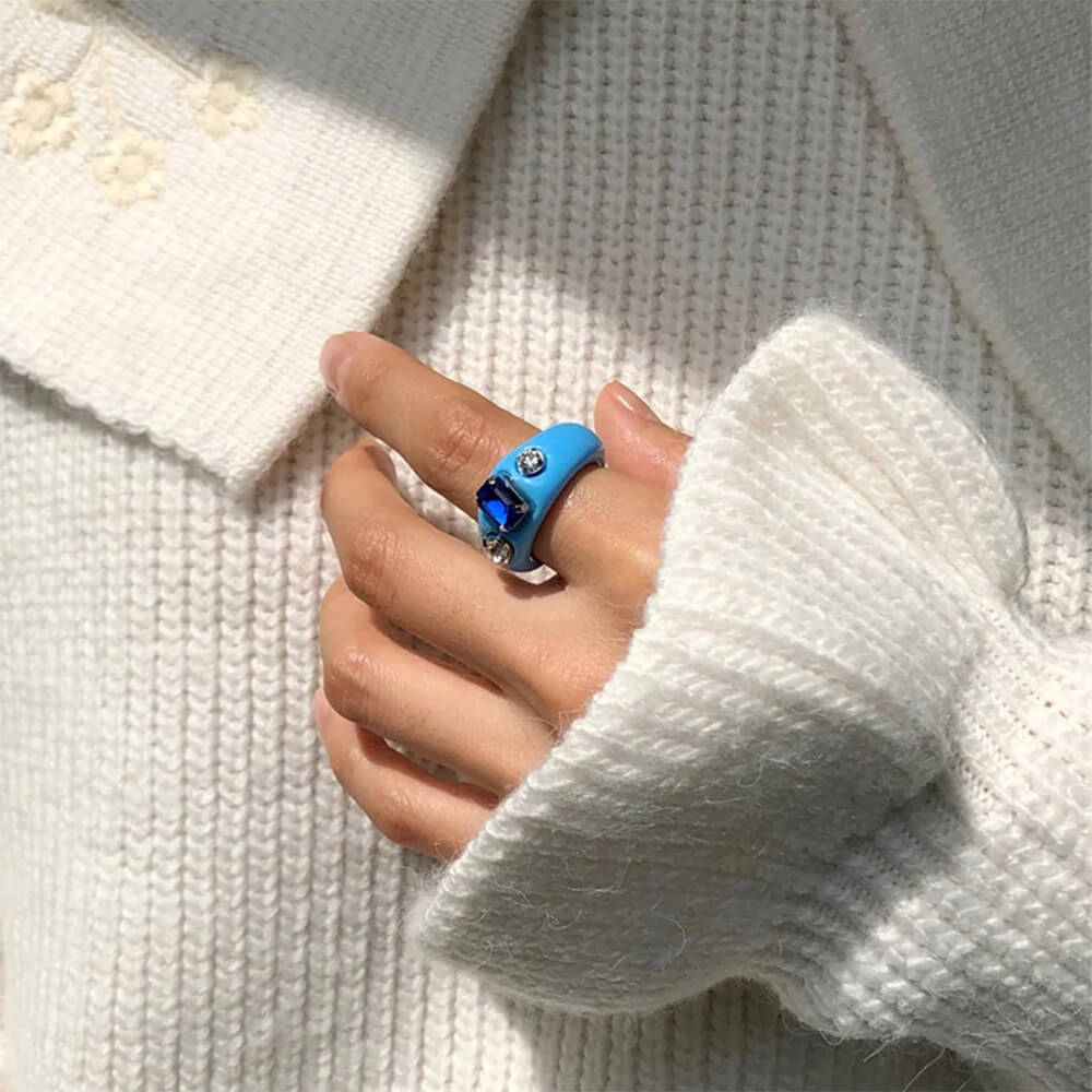 VILZSTUDIOS Stylish acrylic ring with rhinestones