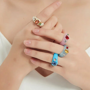 VILZSTUDIOS Stylish acrylic ring with rhinestones