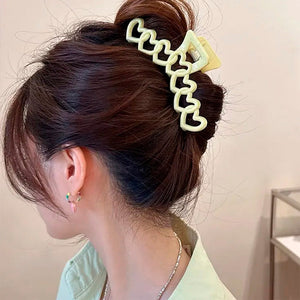VILZSTUDIOS Stylish Y2K hearts hair claw accessory