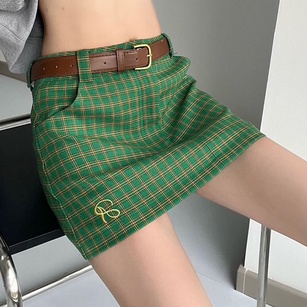 VILZSTUDIOS Fashionable plaid mini skirt for stylish outfits